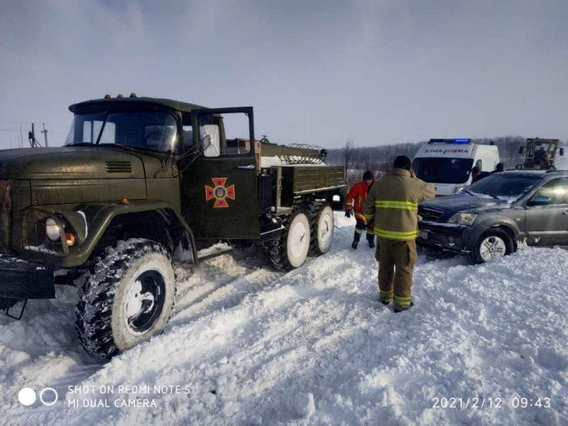 В Украине разгулявшаяся непогода закрыла автотрассы и остановила поезда