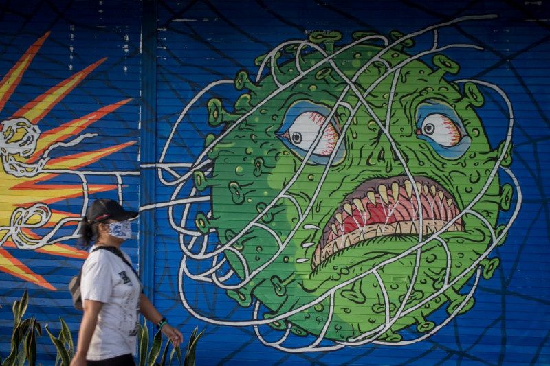 "Симптомы, как у простуды": врач назвал 5 признаков, которые могут указывать на Омикрон у привитых