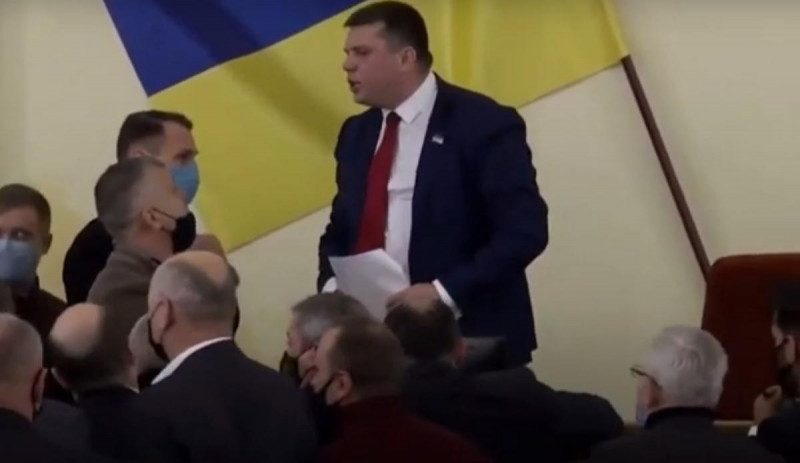 "Валіза, вокзал, Росія": у Харкові вигнали з трибуни депутата ОПЗЖ, який казав про заколот