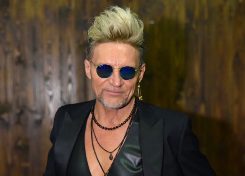 Олег Скрипка неожиданно сменил образ и удивил поклонников новым клипом