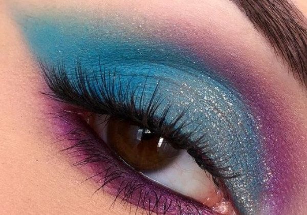 Голубой макияж глаз весна-лето 2021