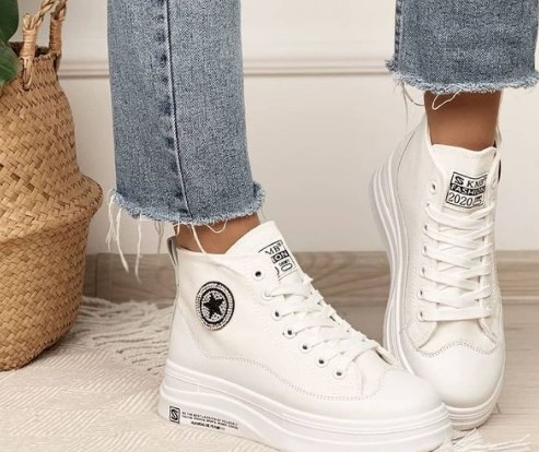 В моде высокие белые кроссовки / Instagram