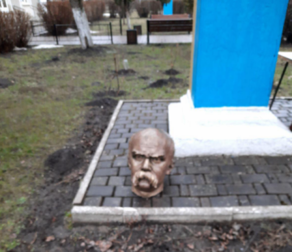 На Прикарпатье обезглавлен памятник Шевченко
