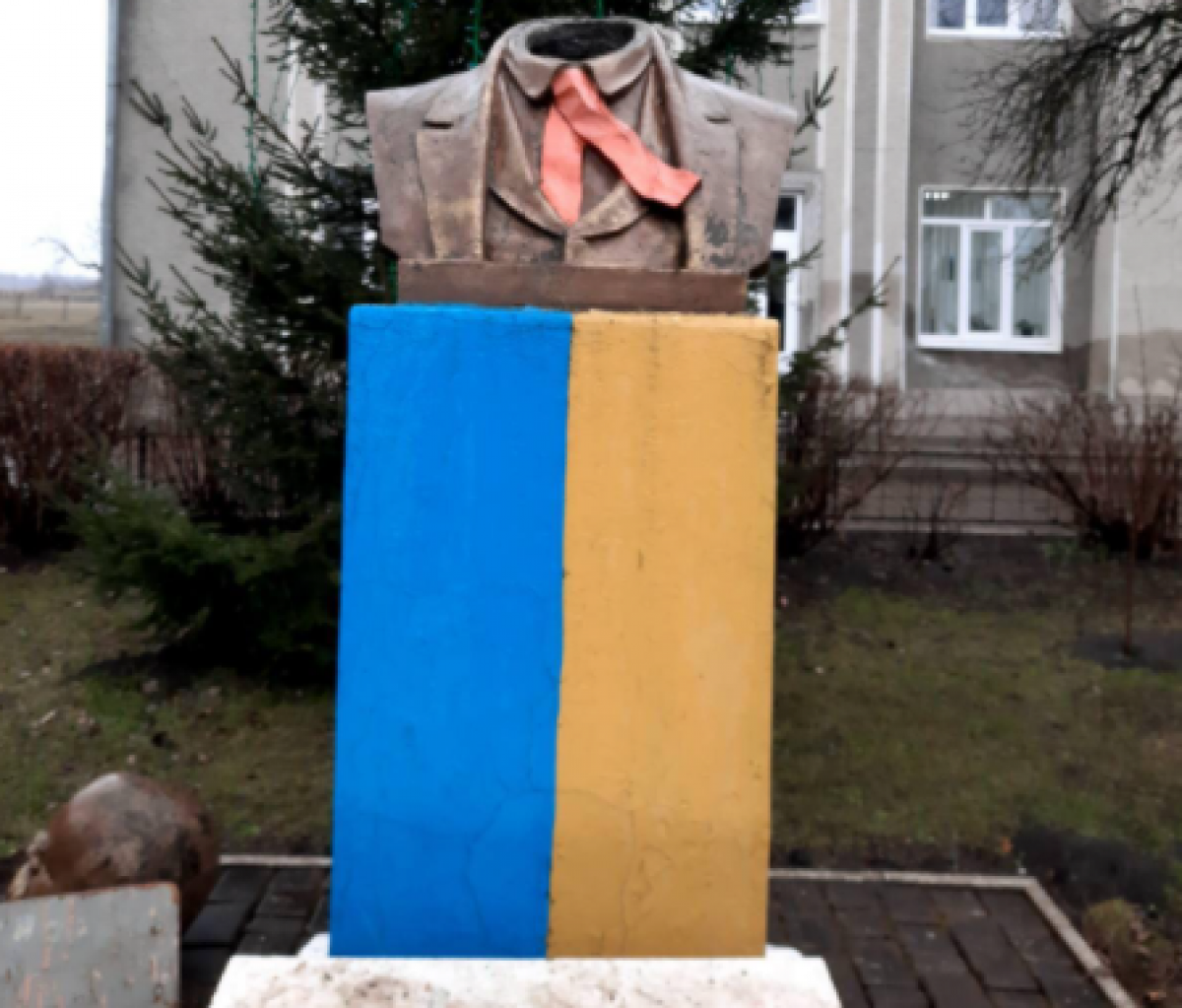 Полицейские выяснили, кто обезглавил памятник Шевченко на Прикарпатье