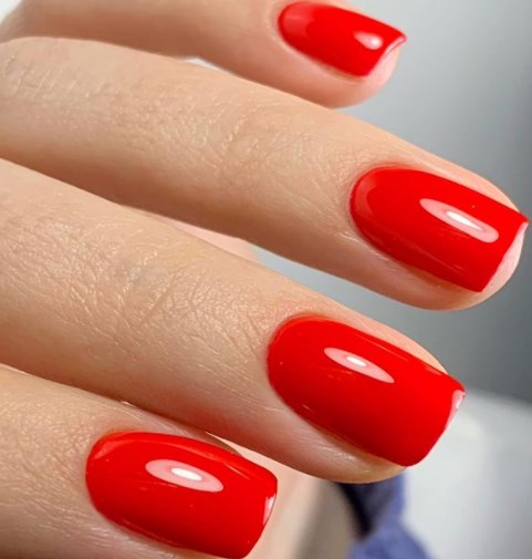 Модный красный маникюр 2021 весна