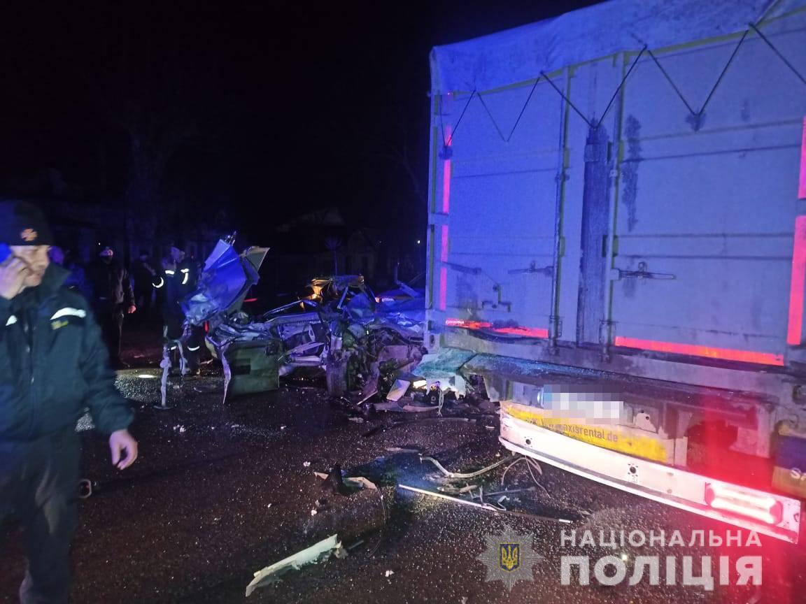 Под Одессой иномарка влетела в грузовик, погибли молодые девушки Под Одессой иномарка влетела в грузовик, погибли молодые девушки