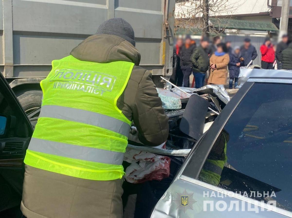 Под Одессой иномарка влетела в грузовик, погибли молодые девушки Под Одессой иномарка влетела в грузовик, погибли молодые девушки