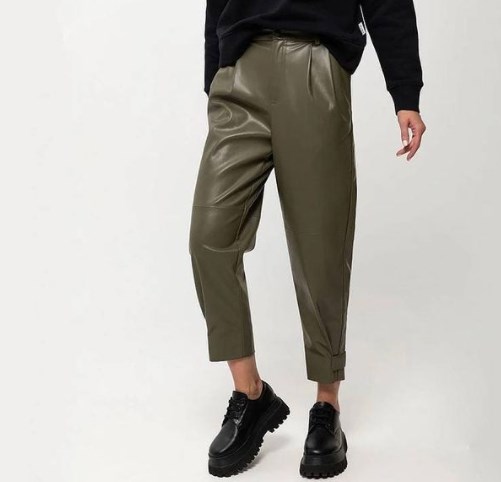 В моде кожаные брюки / Instagram