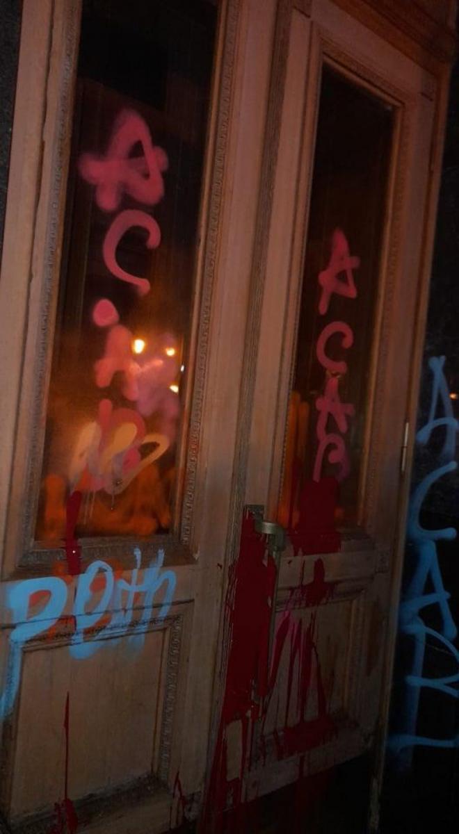 Сторонники Стерненко разбили окна в ОП и забросали здание файерами