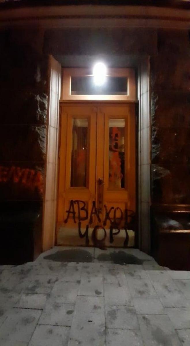 Сторонники Стерненко разбили окна в ОП и забросали здание файерами