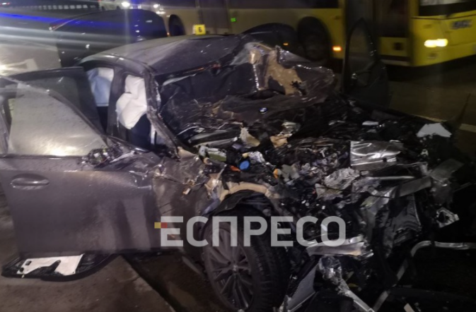 У Києві іномарка влетіла в авто комунальників