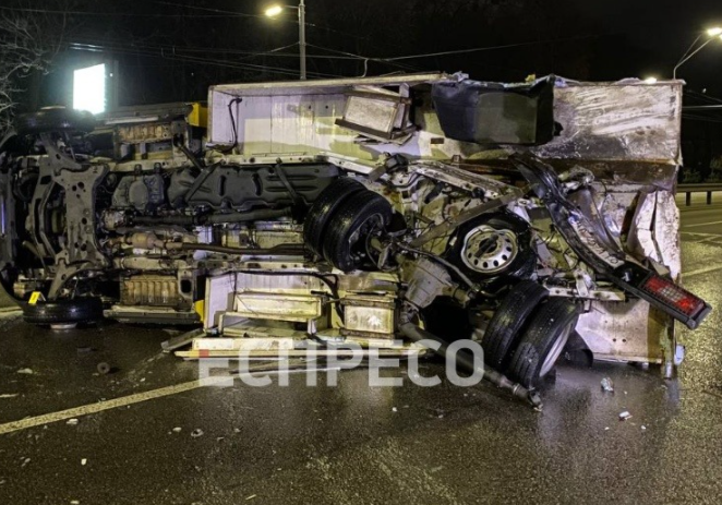 У Києві іномарка влетіла в авто комунальників