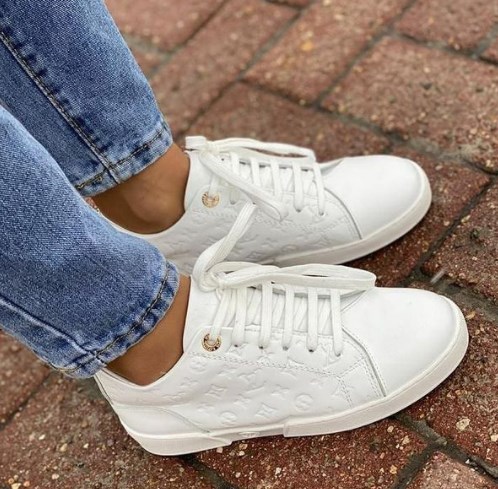 С чем носить кроссовки в 2021 году