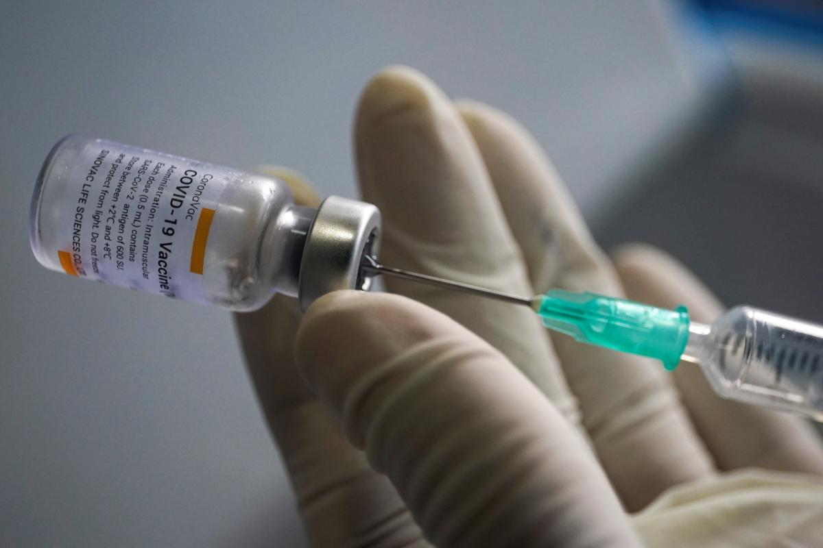 В Китае объяснили скандал о малоэффективной вакцине CoronaVac