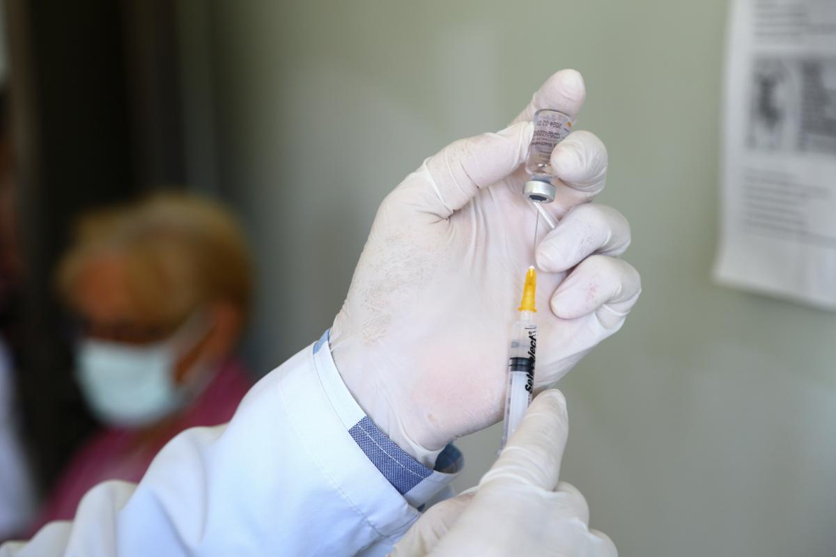 Закарпатье получит вакцину от коронавируса: когда и кому сделают укол