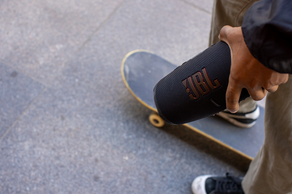 Harman привезла в Україну популярну портативну акустику JBL Charge 5