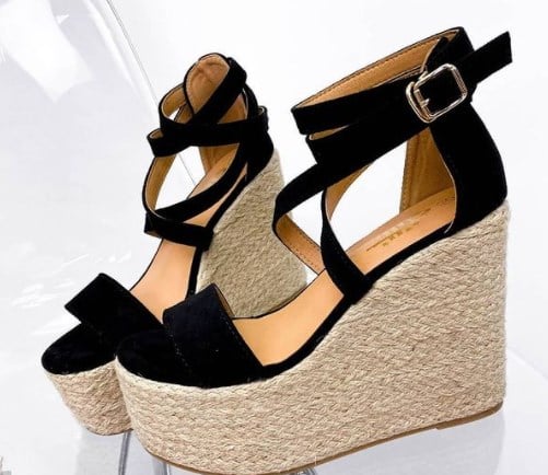 Босоніжки на платформі 2021