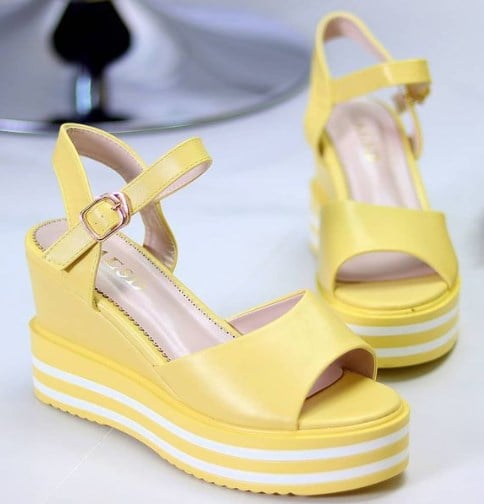 Босоніжки на платформі 2021