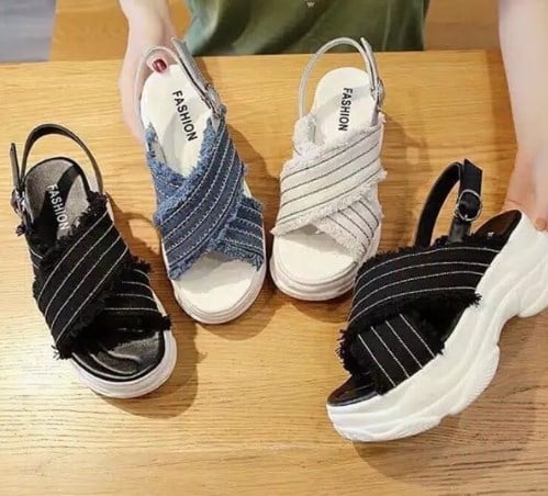 Босоніжки на платформі 2021