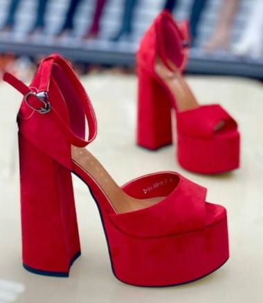 Босоніжки на платформі 2021