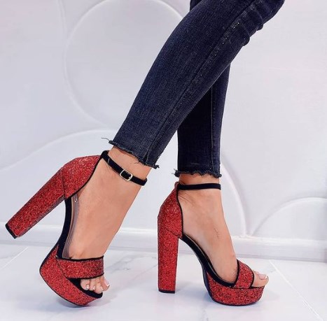 Босоніжки на платформі 2021