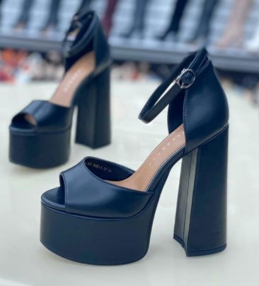 Босоніжки на платформі 2021