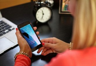 робота на дому, смартфон, робочий стіл робота на дому, смартфон, робочий стіл