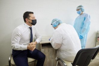 Президент поделился, что вакцинировался, несмотря на перенесенный COVID-19, поскольку в организме было очень мало антител Президент поделился, что вакцинировался, несмотря на перенесенный COVID-19, поскольку в организме было очень мало антител