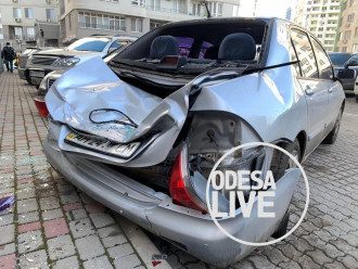 Авто сильно пострадало от удара / odesalive.com.ua Авто сильно пострадало от удара / odesalive.com.ua