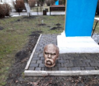 Поліцейські з'ясували, що в одному з сіл Прикарпаття пам'ятник Шевченку пошкодили місцеві хлопці Поліцейські з'ясували, що в одному з сіл Прикарпаття пам'ятник Шевченку пошкодили місцеві хлопці
