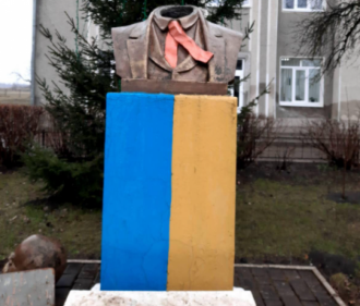 На Прикарпатті обезголовлено пам'ятник Шевченку На Прикарпатті обезголовлено пам'ятник Шевченку