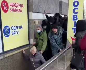 У Полтаві покупці штурмували секонд У Полтаві покупці штурмували секонд