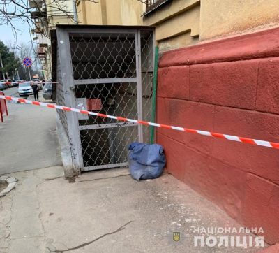 В Одесі біля підвалу школи знайшли тіло жінки в мішку