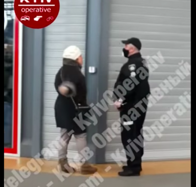 Была без маски: в супермаркете Киева охранник несколько раз ударил в лицо клиентку