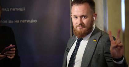 "Останови лося": нардеп от Слуги народа влип в скандал с наглой парковкой