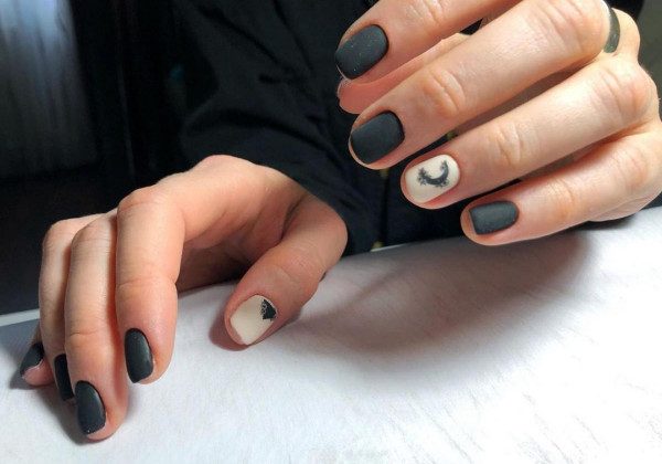 Білим по чорному: чарівний чорний манікюр на весну