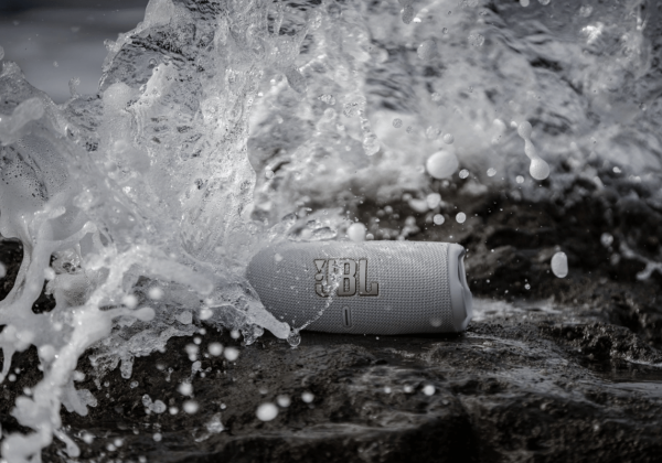 Harman привезла в Україну популярну портативну акустику JBL Charge 5