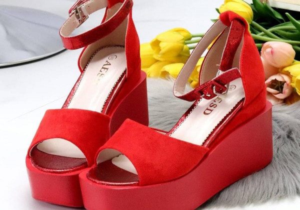 Літо на висоті: у моду входять ефектні босоніжки на платформі