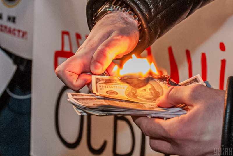 Пенсії й зростання тарифів: що змінюється в Україні у квітні 2021