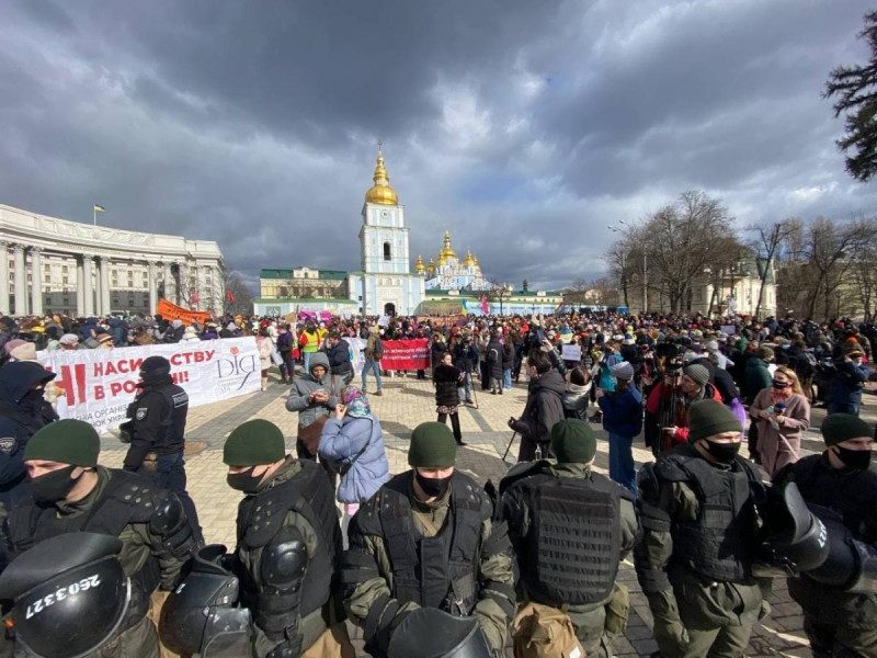 В Киеве радикалы устроили стычки с участниками Марша женщин, есть задержанные