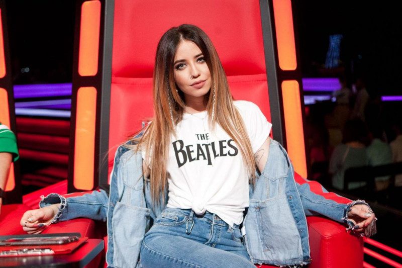 "В тебя невозможно не влюбиться": Дорофеева в белье верхом на лошади устроила пожар в сети - видео