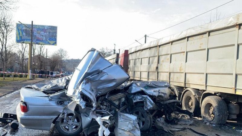 Под Одессой иномарка влетела в грузовик, погибли молодые девушки