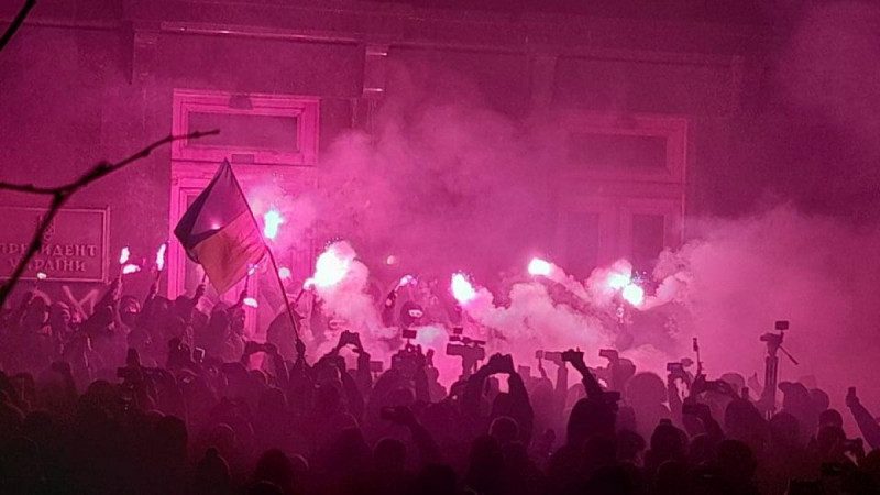 Журналисты показали, что происходит у разгромленного радикалами здания ОП