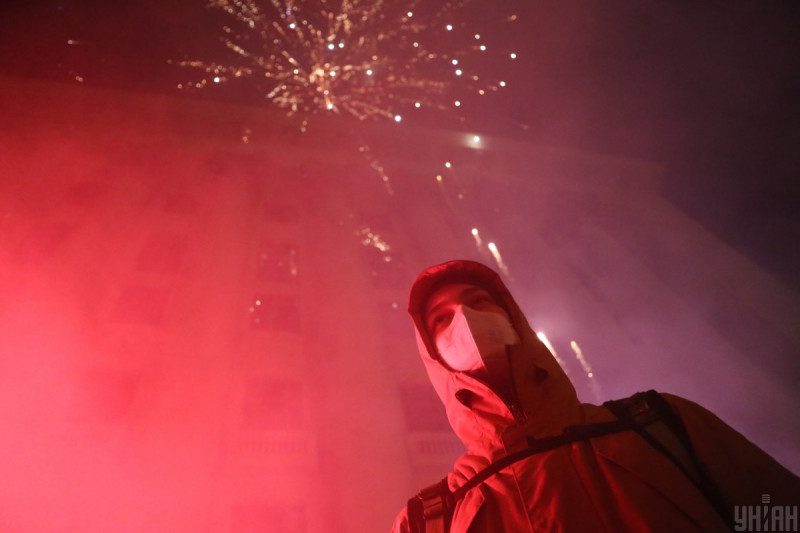 Беспорядки у Офиса Зеленского закончились салютом в честь Стерненко