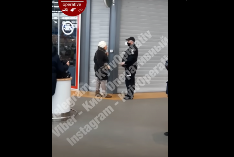 Вдарив жінку без маски: поліція Києва відреагувала на інцидент