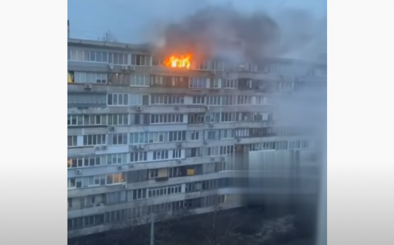 У столиці спалахнула багатоповерхівка, люди повибігали на вулицю