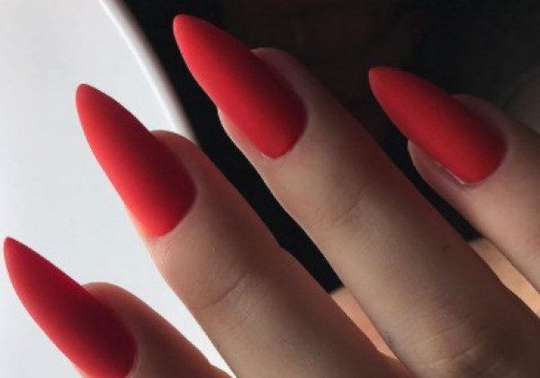 Модний червоний манікюр 2021 весна
