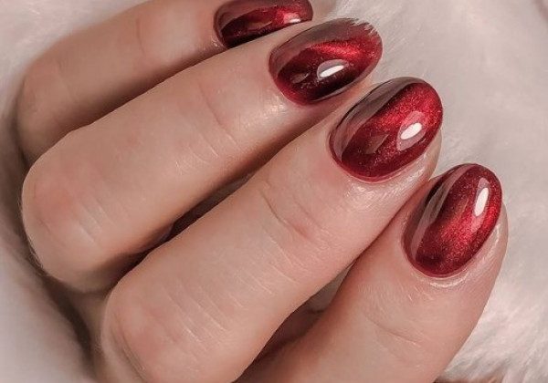 Модний червоний манікюр 2021 весна