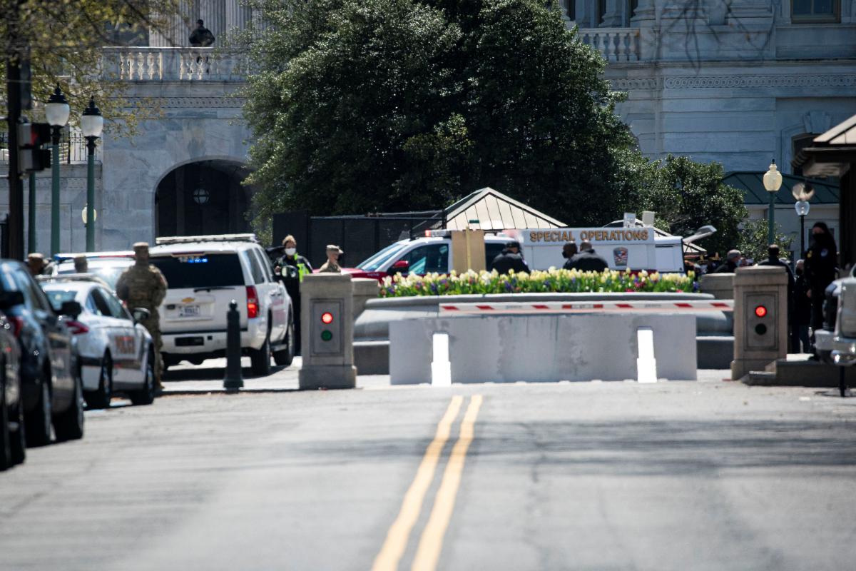 Возле Капитолия атаковали авто с полицейскими