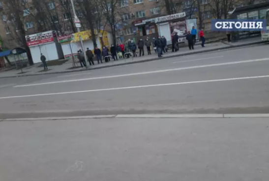 У перший день нового локдауну 2021 на деяких зупинках були черги У перший день нового локдауну 2021 на деяких зупинках були черги
